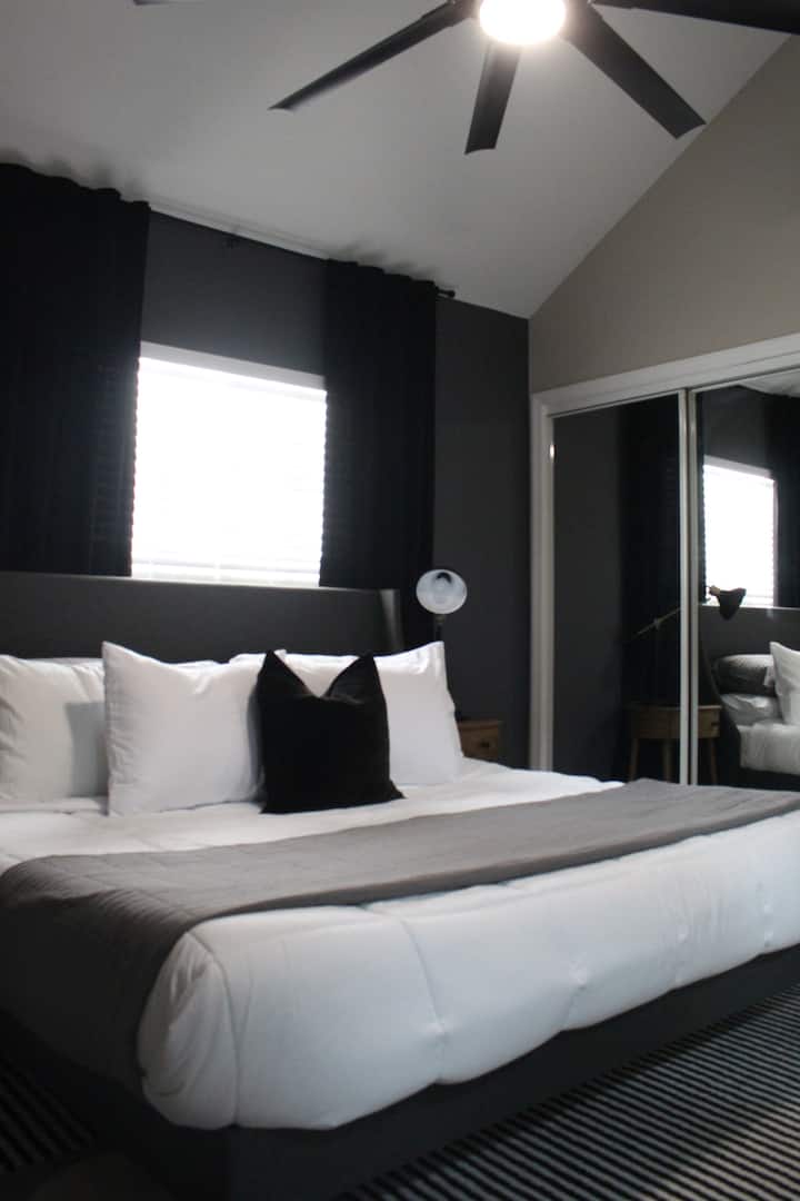 Prva spavaća soba: bračni krevet.