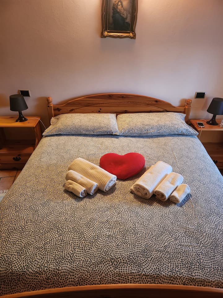 Ორი დიდი ორადგილიანი ოთახი, ძალიან კომფორტული საწოლები ანატომიური ტოპერებით, რაც ძილის უნიკალურობას განაპირობებს. 
Ორი დიდი ორადგილიანი საძინებელი, ძალიან კომფორტული საწოლები, რომლებიც აღჭურვილია ანატომიური ტოპერებით, რაც ძილის უნიკალურობას განაპირობებს. Ძალიან მშვიდი და ნათელი ოთახები.