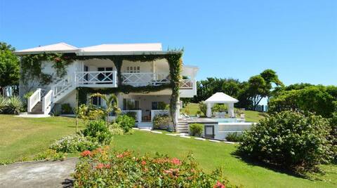 Oceanfront Villa, in exclusive neighborhood