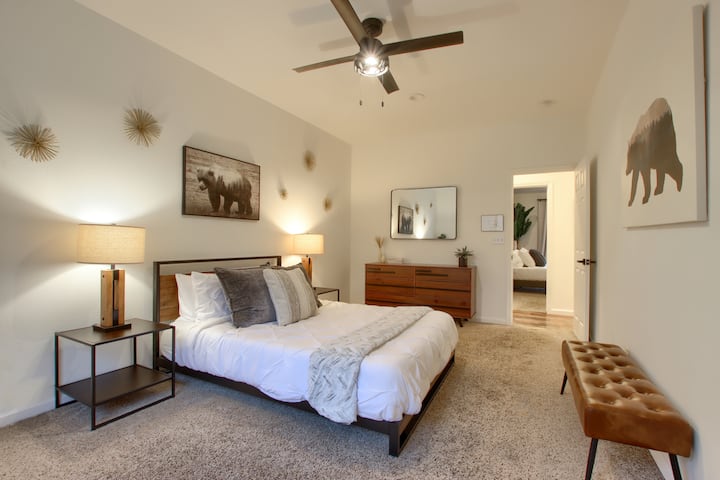 Spavaća soba s udobnim bračnim krevetom, elegantnim uređenjem i umirujućom atmosferom, idealna za ugodne noći i opuštanje.