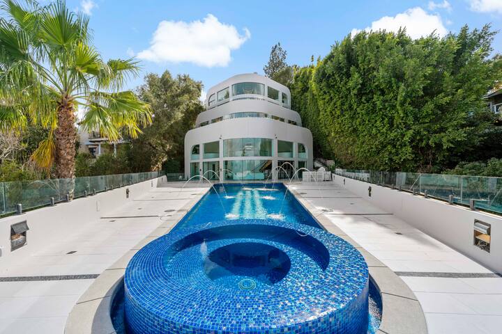 Bel Air Yacht Mansion w/ 50 ft pool and 300° views gallery image 4