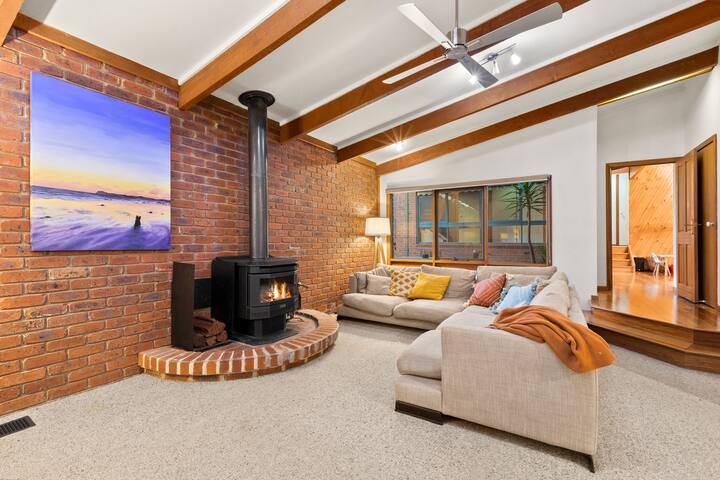 Beachside Weekender with Spa Sleeps 11-13 gallery image 3