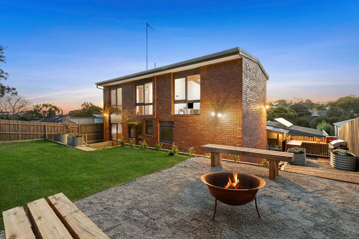 Beachside Weekender with Spa Sleeps 11-13