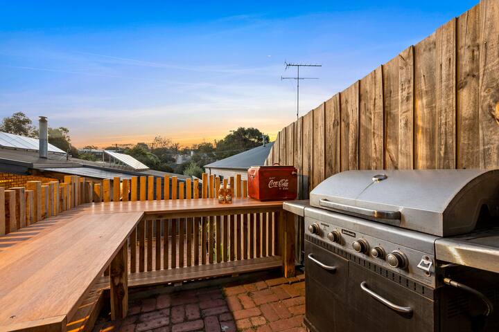 Beachside Weekender with Spa Sleeps 11-13 gallery image 5