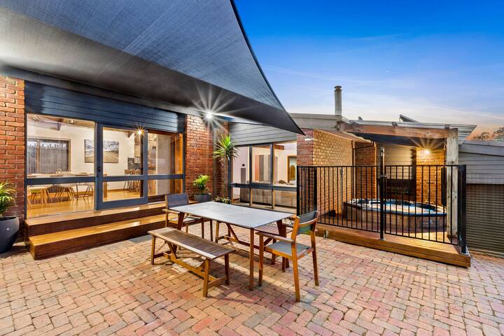 Beachside Weekender with Spa Sleeps 11-13 gallery image 2