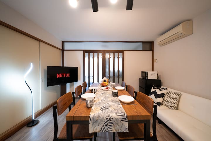 駅徒歩30秒/110㎡/13人まで宿泊可能/寝室4つ/シャワールーム2つ (30①) gallery image 2