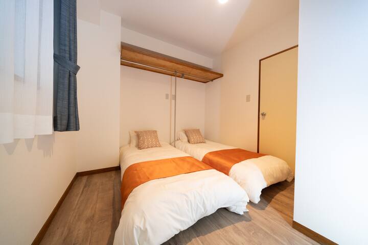 駅徒歩30秒/110㎡/13人まで宿泊可能/寝室4つ/シャワールーム2つ (30①) gallery image 5