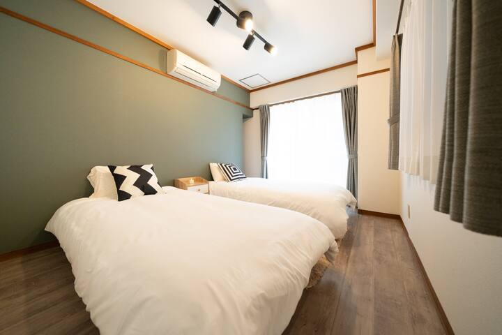 駅徒歩30秒/110㎡/13人まで宿泊可能/寝室4つ/シャワールーム2つ (30①) gallery image 4