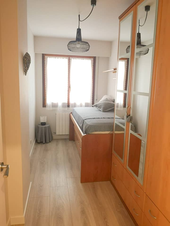 Coqueta habitación que dispone de mosquiteras.