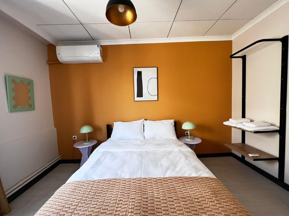 מיטה זוגית נוחה עם מצעים נקיים לשינה רגועה