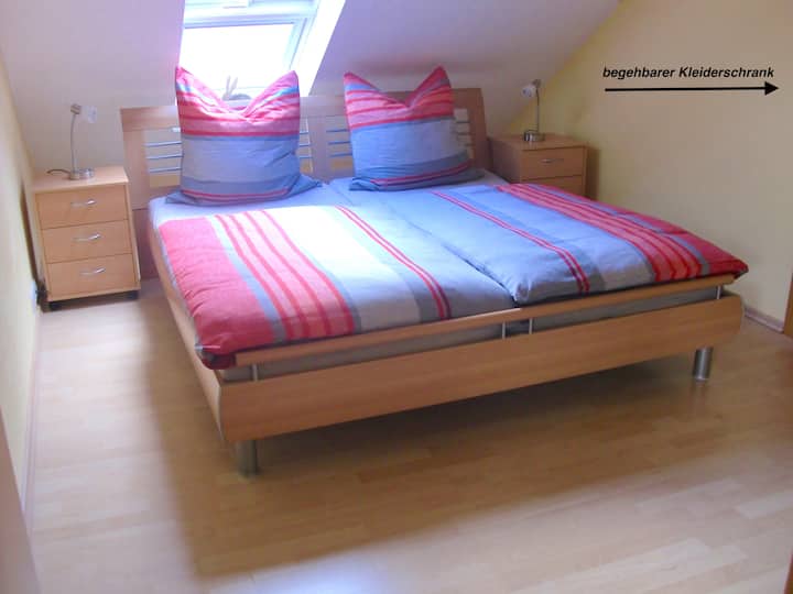 Spavaća soba s bračnim krevetom 180 x 200 cm