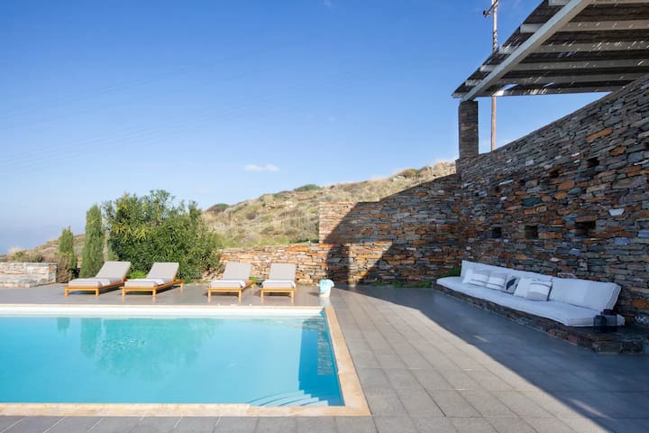 Picturesque Grecian Villa Hideaway gallery image 4