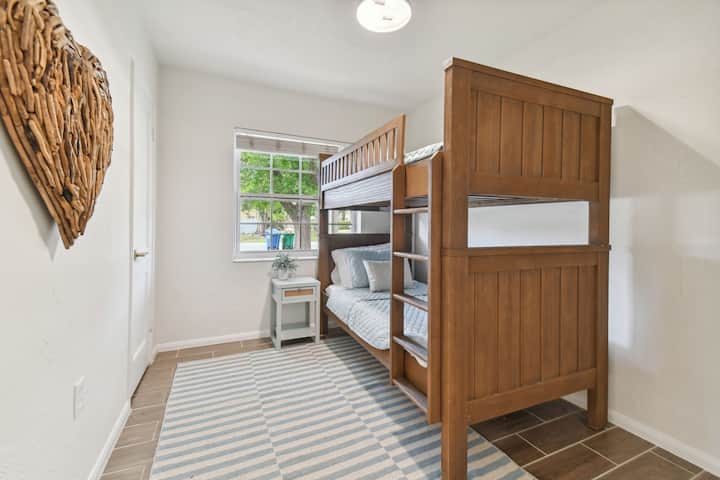 שחזור מיטות קומתיים עם חומרה. חדר ארונות קטן עם שפע של מרחב תלייה.