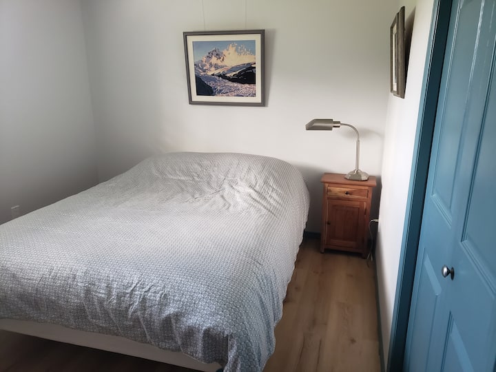 מיטת קווין סייז בחדר שינה אחד, בחדר יש שולחן עבודה למשרד פרטי. 
בחדר שינה 2 יש תאום ארוך ונוח מאוד ושולחן עיסוי שאפשר לעשות אם אתם רק צריכים את האדם הנוסף הזה (ללא תשלום לאדם 4)