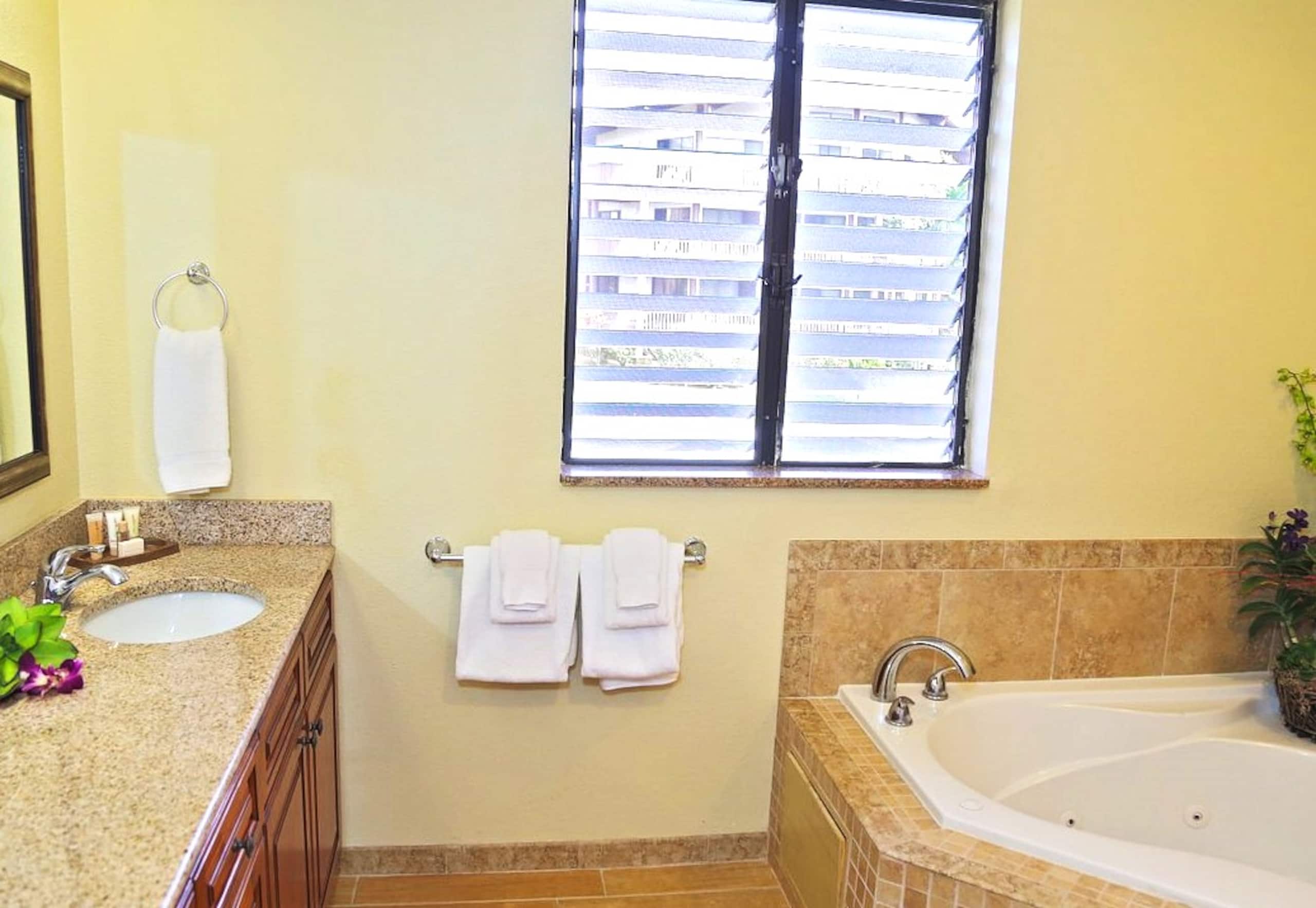 Ka Eo Kai  Resort 2 BR w/ POOL & HOT TUB - Photo 17