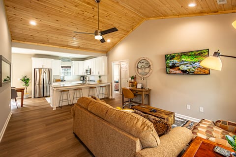 Popular Airbnb listing: Cozy Cottage Near the Lake in Dahlonega