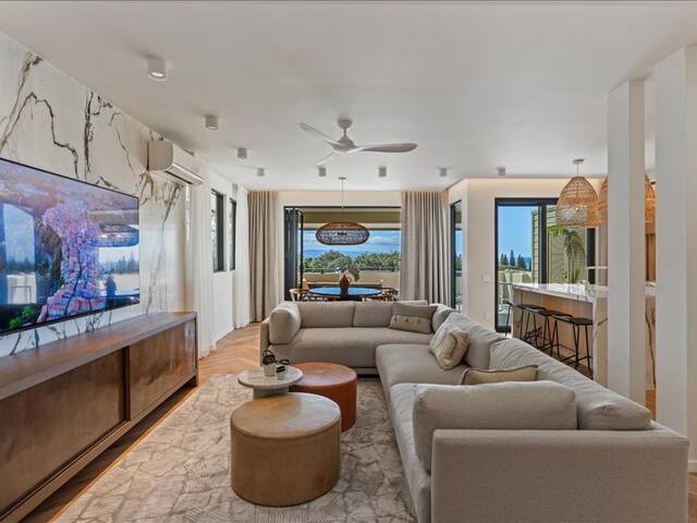 WHITE LOTUS Euro Luxury Golf Villa, Steps to Beach gallery image 5