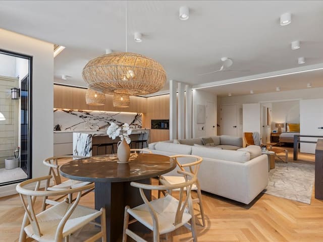 WHITE LOTUS Euro Luxury Golf Villa, Steps to Beach gallery image 4