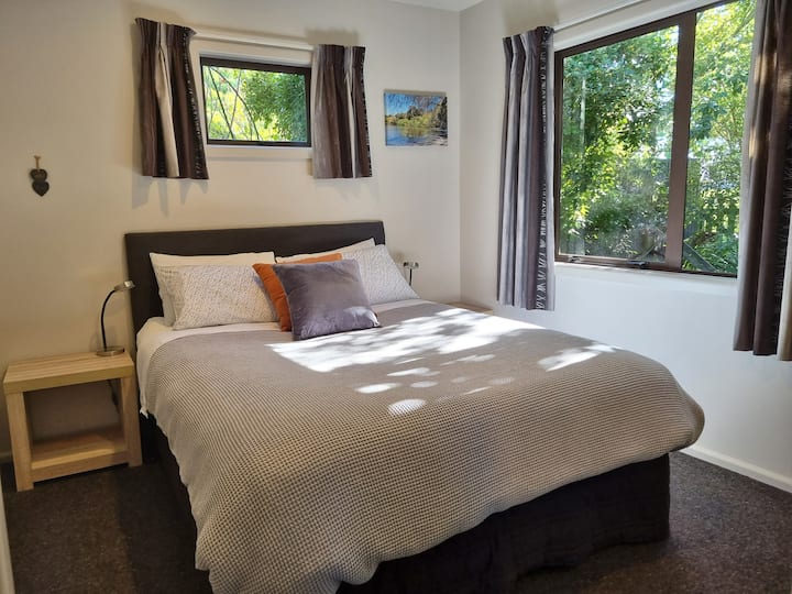 חדר שינה מס '2 עם מיטת קווין סייז נוחה