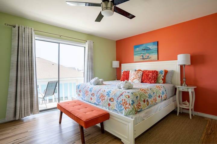 这间主加大双人床房非常宽敞，配有私人阳台、独立套房浴室、双人衣柜、带吊索电视的55英寸智能电视。 