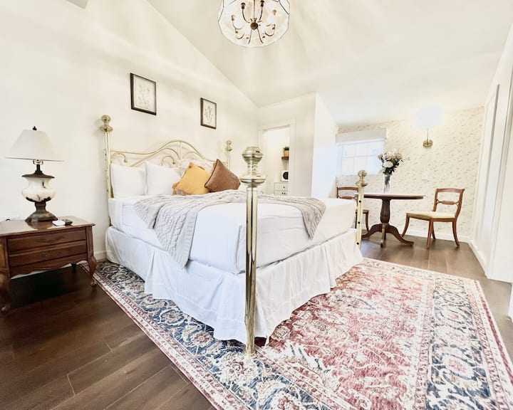Cozy Bathtub Boutique Hotel Room / Restaurant - 恩森那達