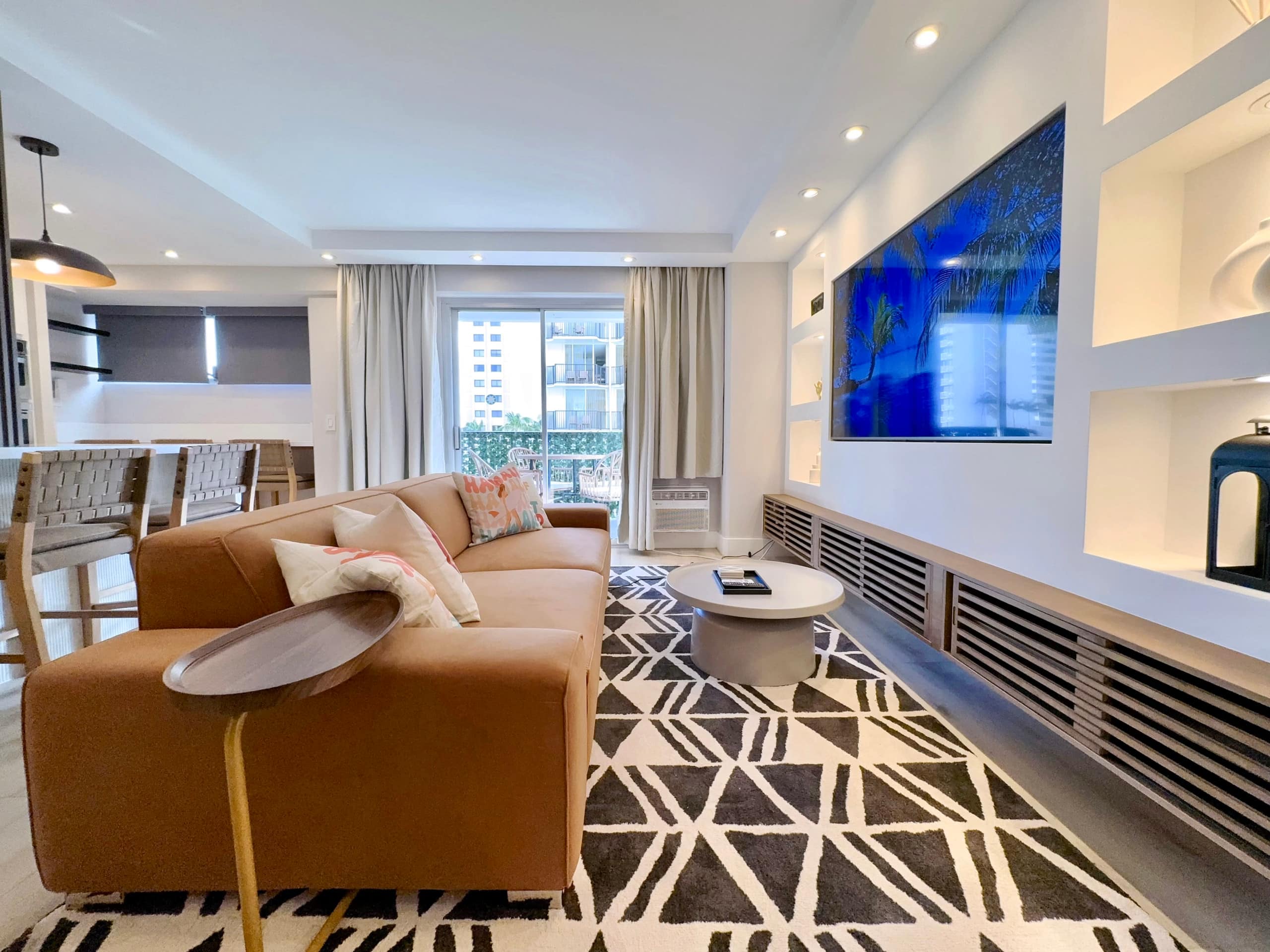 Ultra Modern-Waikiki Beach-Rare 2BR/2BTH/Parking! - Image 8