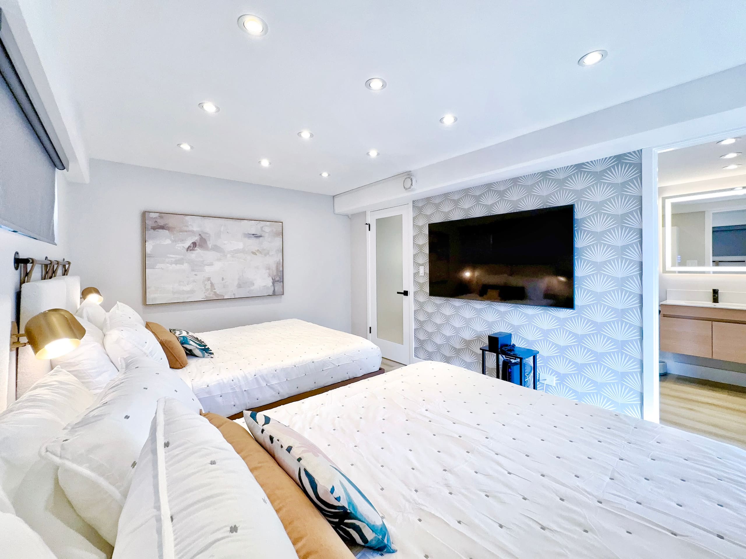 Ultra Modern-Waikiki Beach-Rare 2BR/2BTH/Parking! - Image 33