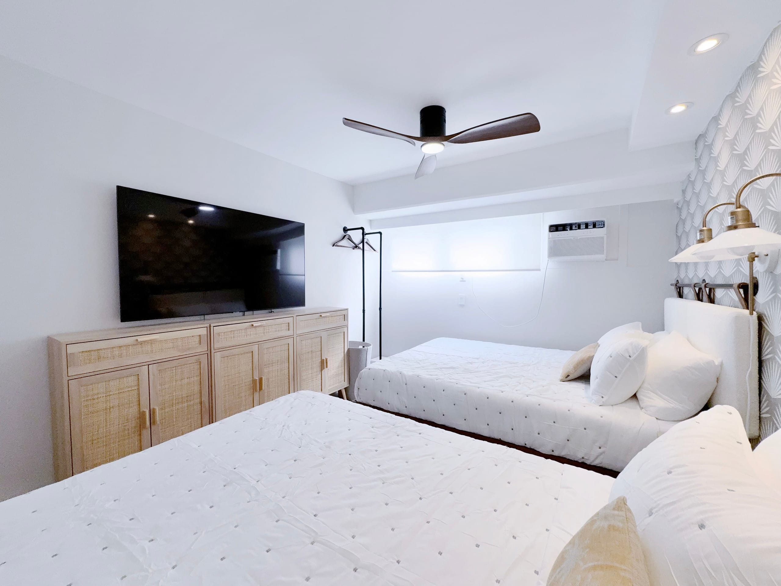 Ultra Modern-Waikiki Beach-Rare 2BR/2BTH/Parking! - Image 39