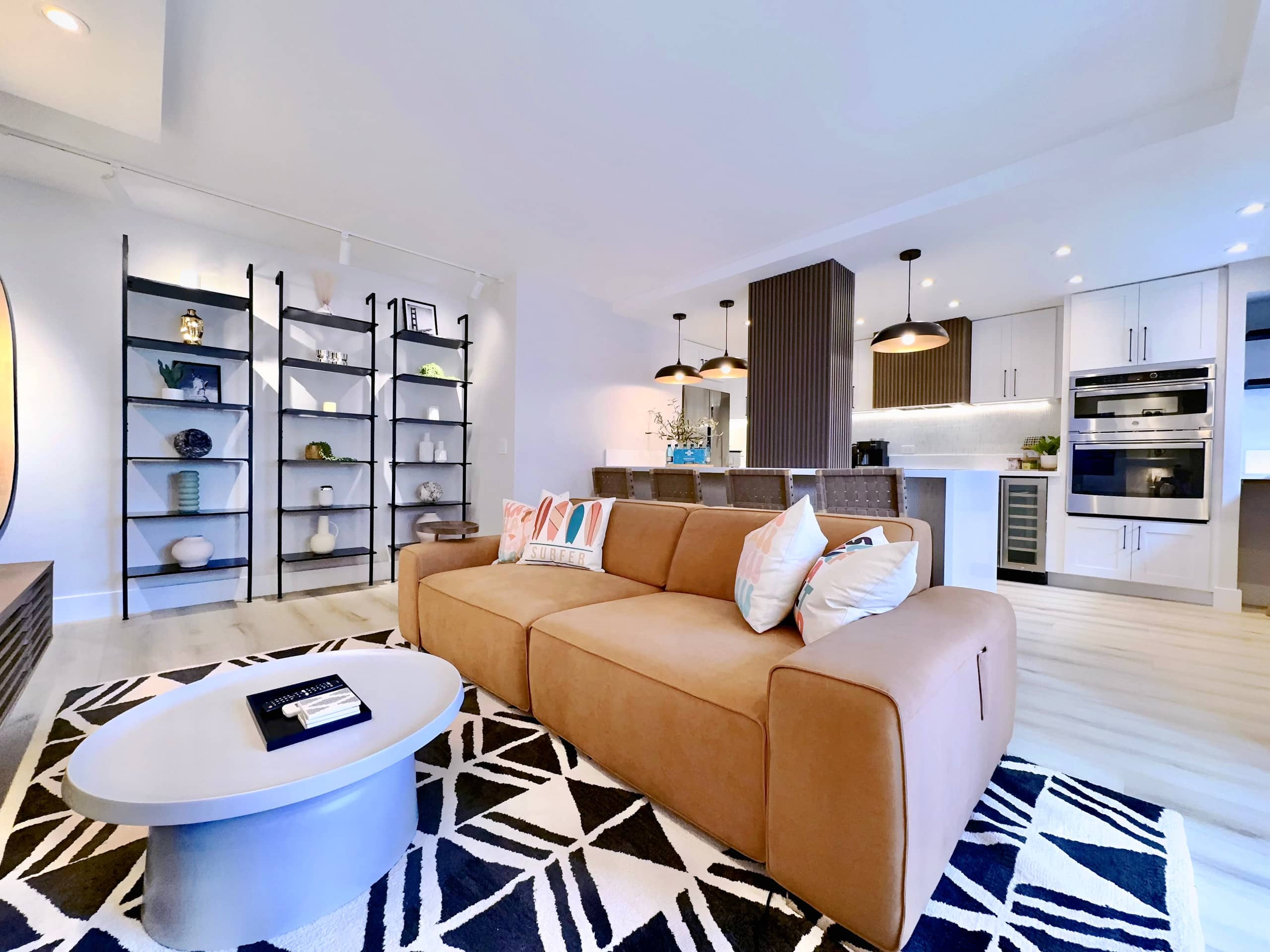 Ultra Modern-Waikiki Beach-Rare 2BR/2BTH/Parking! - Image 2