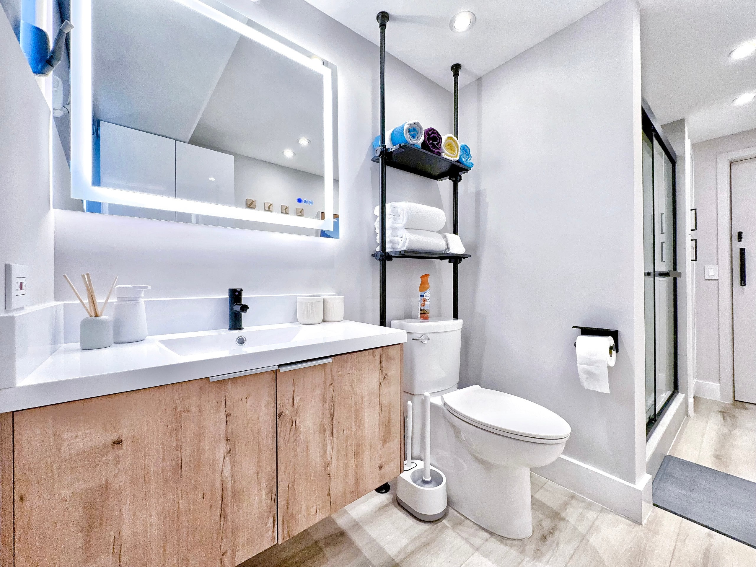 Ultra Modern-Waikiki Beach-Rare 2BR/2BTH/Parking! - Image 40