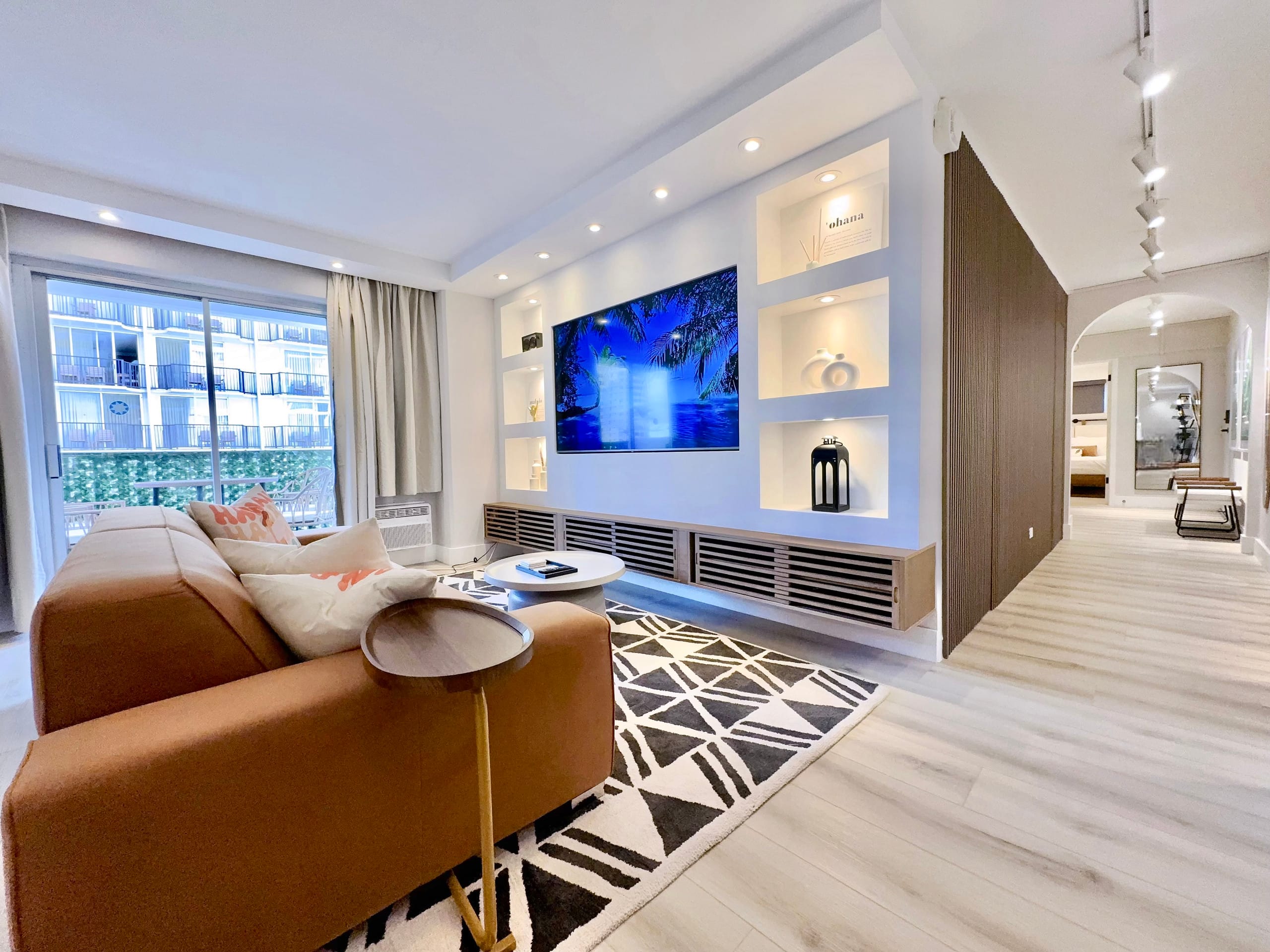Ultra Modern-Waikiki Beach-Rare 2BR/2BTH/Parking! - Image 1