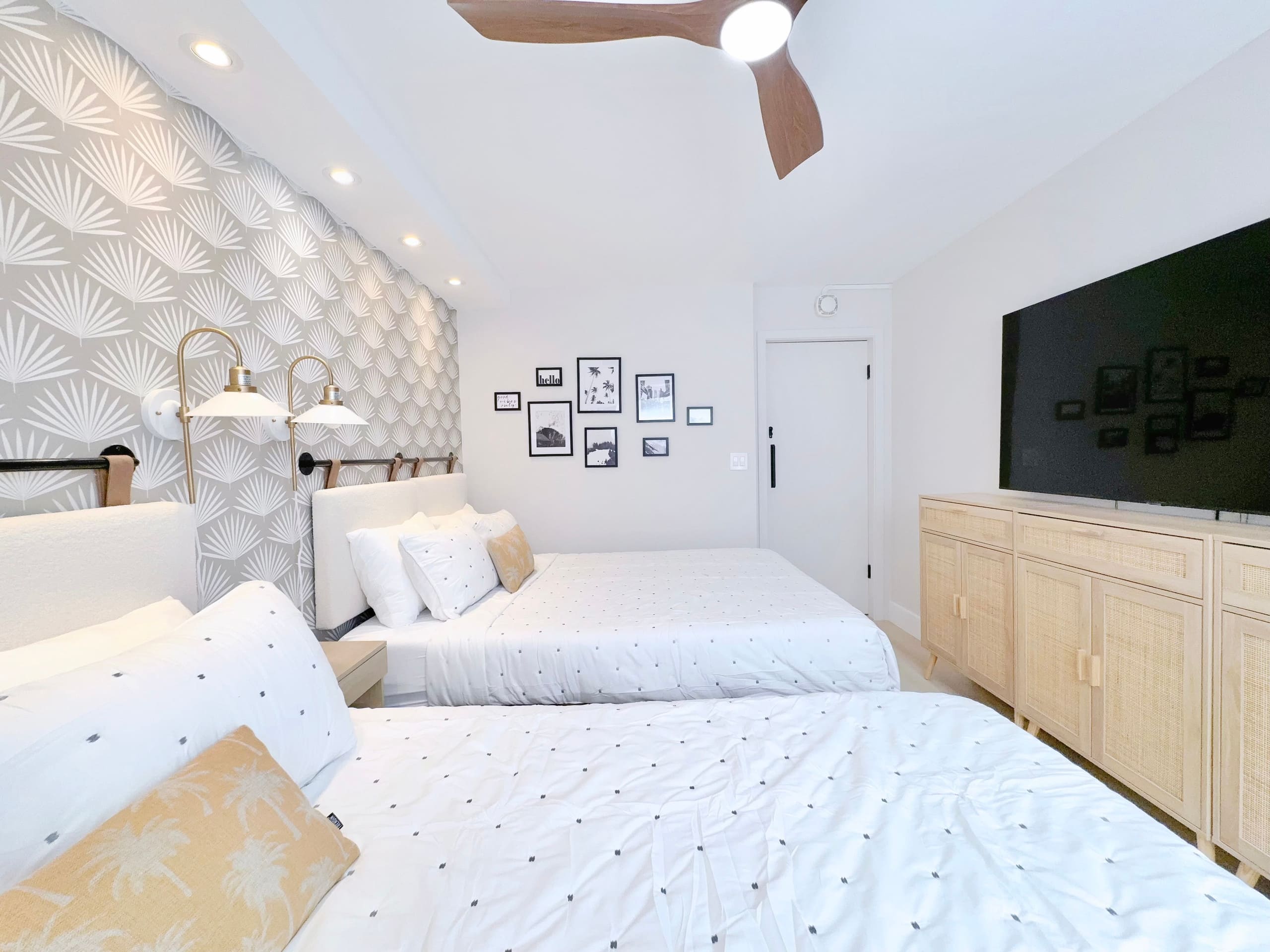 Ultra Modern-Waikiki Beach-Rare 2BR/2BTH/Parking! - Image 38