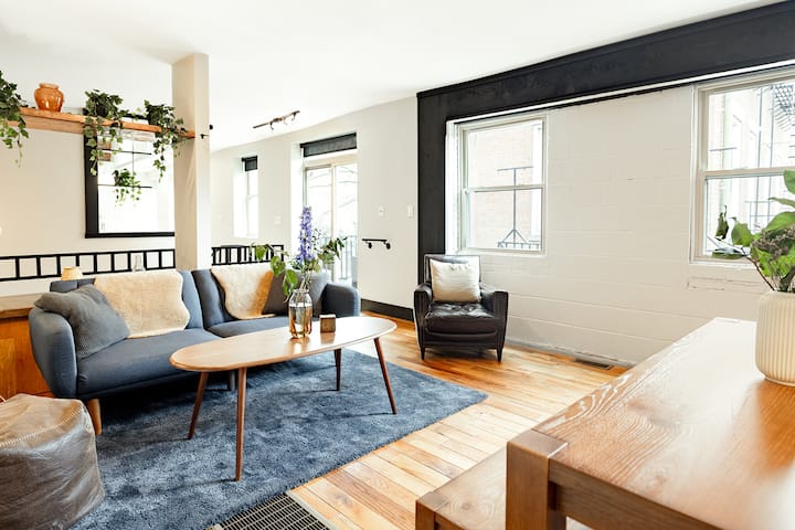 Lux Parkside 1br | Patio & Sun Deck | Free Parking - Cincinnati, OH