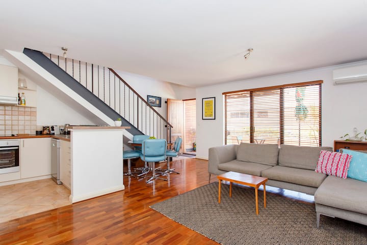 Esplanade Villa Retreat · By The Norfolk Pines - Fremantle