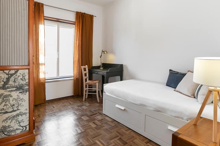 Izba s jednolôžkovou posteľou premeniteľná na dvojlôžko a pracovný priestor