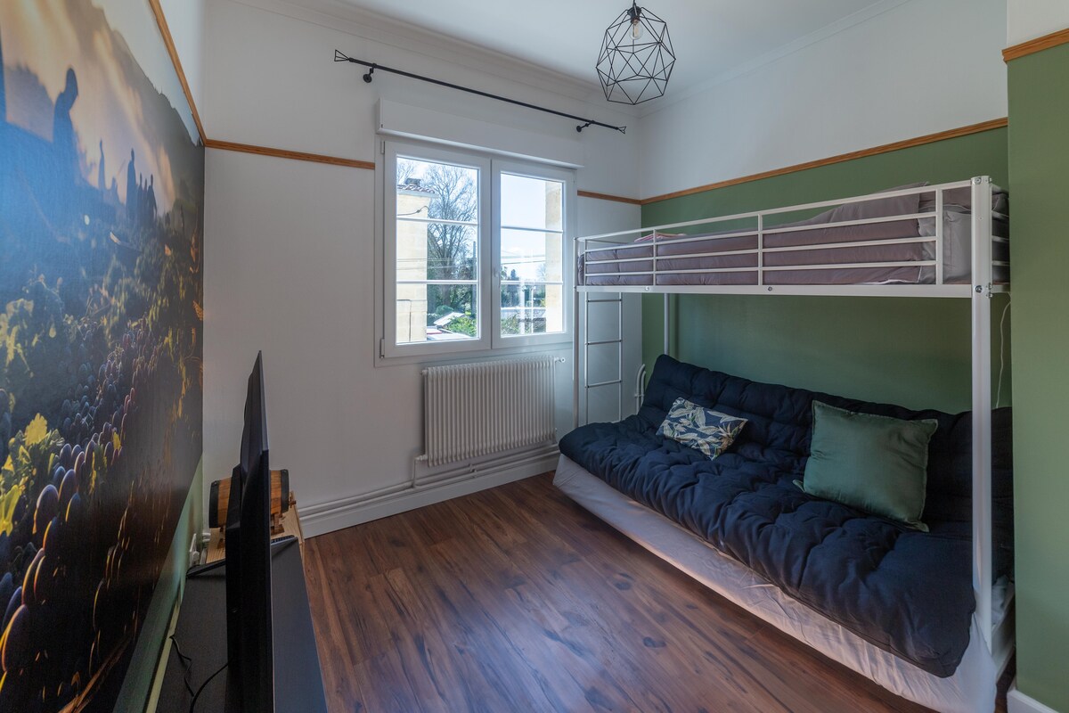 „Le Dortoir des Vendangeurs“ е опремен со голем телевизор со претплата за Netflix. Со своите три кревета, вклучувајќи и клупа на склопување, таа е совршена за пречекување на млади и стари во празничната атмосфера на жетвата .