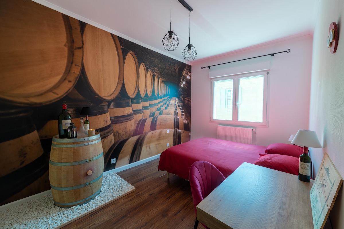 „La Cave à Vin“ ве пренесува во привлечната атмосфера на традиционалната винарска визба. Има автентично буре од замок во Сен Емилион, централен дел потопен во историјата.