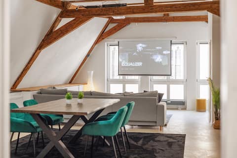 Stylish old town loft with home theater & underground car park