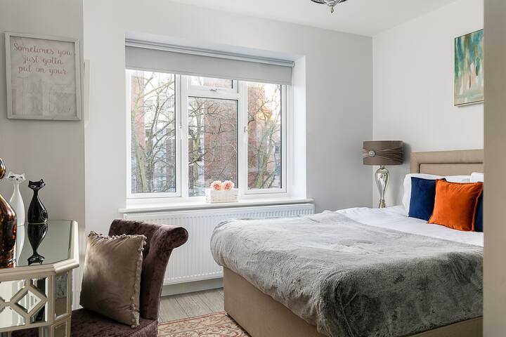 Stylish two bedroom apartment on Cromwell gallery image 2