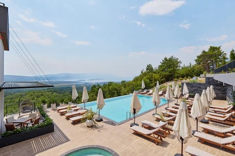 House with Garden in Bayview Hills Luxury Residence