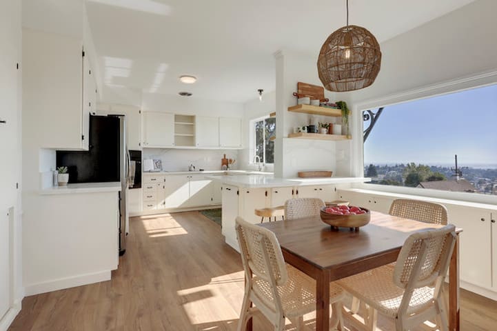 Spacious Family House w/ VIEWS, Foosball, Balcony gallery image 4