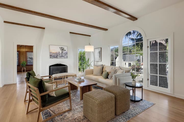 Spacious Family House w/ VIEWS, Foosball, Balcony gallery image 2