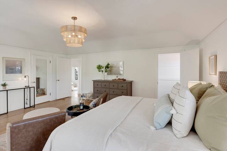 Spacious Family House w/ VIEWS, Foosball, Balcony gallery image 5