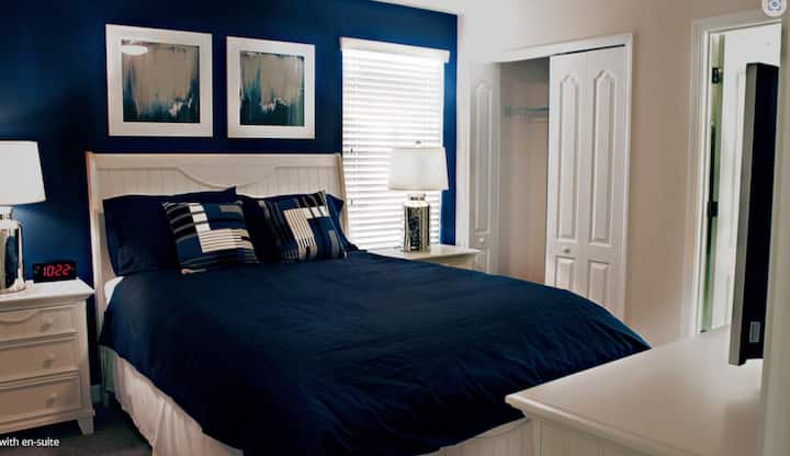 Kjo dhomë ka një krevat dopio "queen" dhe një dhomë dushi ngjitur. Shumë hapësirë për ruajtje dhe televizor