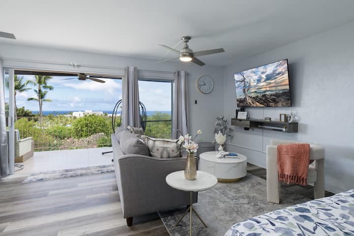 โซฟาที่สะดวกสบายสำหรับพักผ่อนหรือนอนหลับหลังจากเดินทางมาทั้งวัน