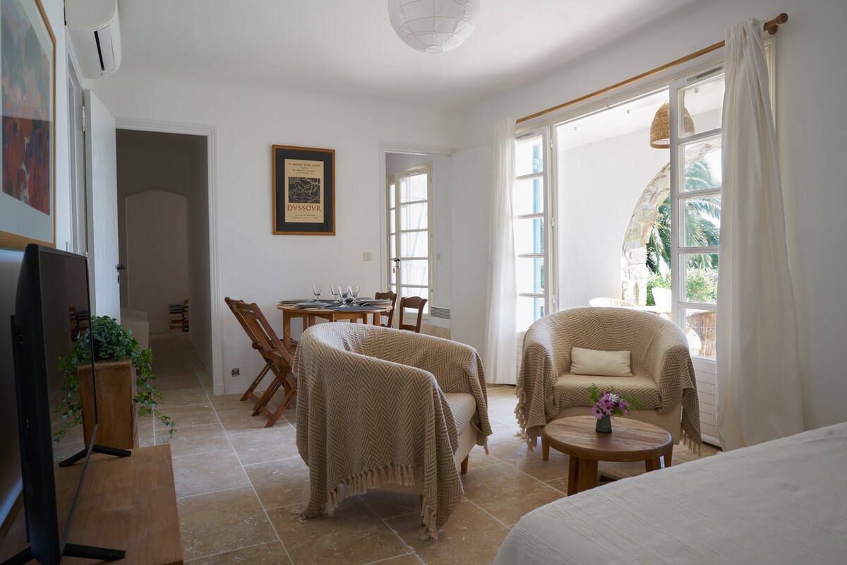 Popular Airbnb listing: Exceptional Sea View with Infinity Pool & Aircon in Rayol Canadel Sur Mer