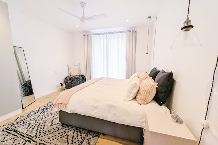 أسلوب عصري مختلط. ممتع ومنعش.  إطلالة على جبل ليونز هيد، إطلالة على الشرفة على الشاطئ.