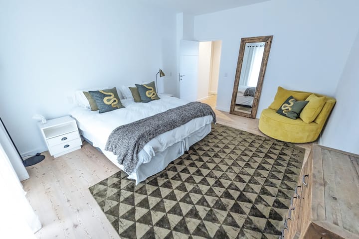 الطراز الأفريقي الحديث. إطلالة على جبل ليونز هيد، إطلالة على الشرفة على الشاطئ.