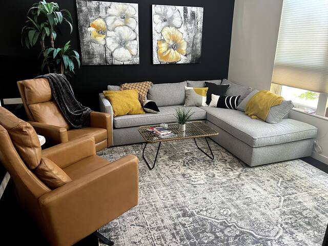 Contemporary, Spacious Home with Garage gallery image 2