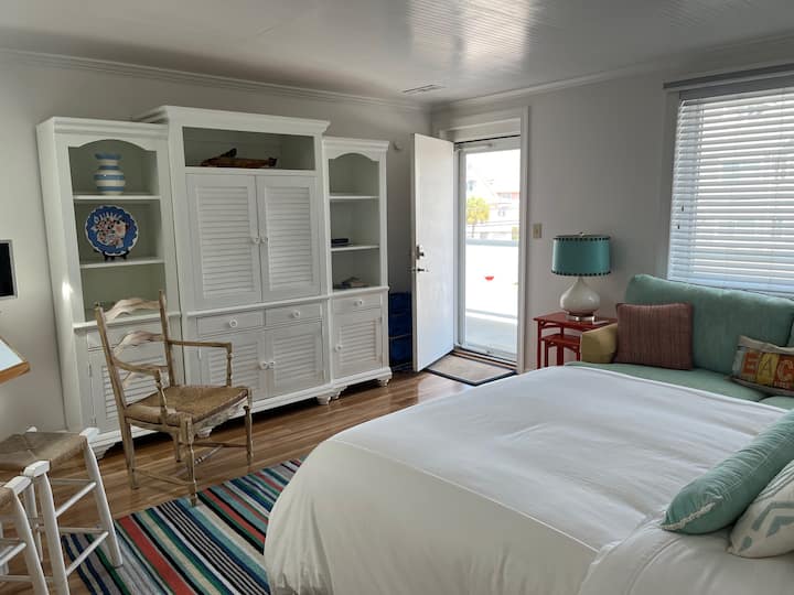 Ingia ndani ya sehemu ya studio yenye starehe yenye sehemu nzuri ya kukaa, eneo la kulala na hifadhi nyingi.